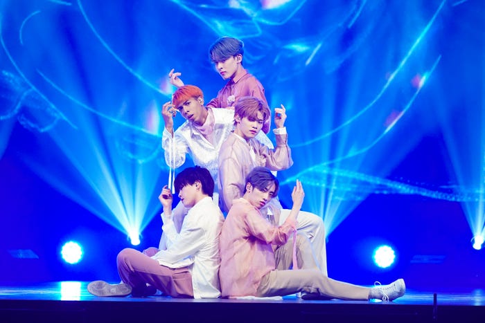 「舞い落ちる花びら」(提供写真)