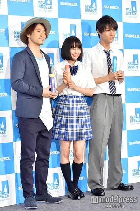 エフティ資生堂のボディーケアブランド「シーブリーズ」新CM発表会に出席した(左から)ナオト・インティライミ、広瀬すず、中川大志