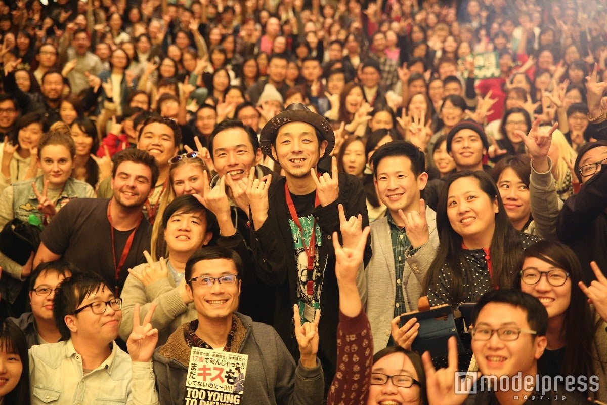 舞台挨拶の様子（C）2016 Asmik Ace, Inc. / TOHO CO., LTD. / J Storm Inc. / PARCO CO., LTD. / AMUSE INC. / Otonakeikaku Inc. /　KDDI CORPORATION / GYAO Corporation