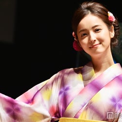 佐々木希の浴衣姿にスタッフ見惚れる“万華鏡×金魚”をイメージ