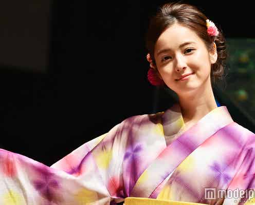 佐々木希の浴衣姿にスタッフ見惚れる“万華鏡×金魚”をイメージ