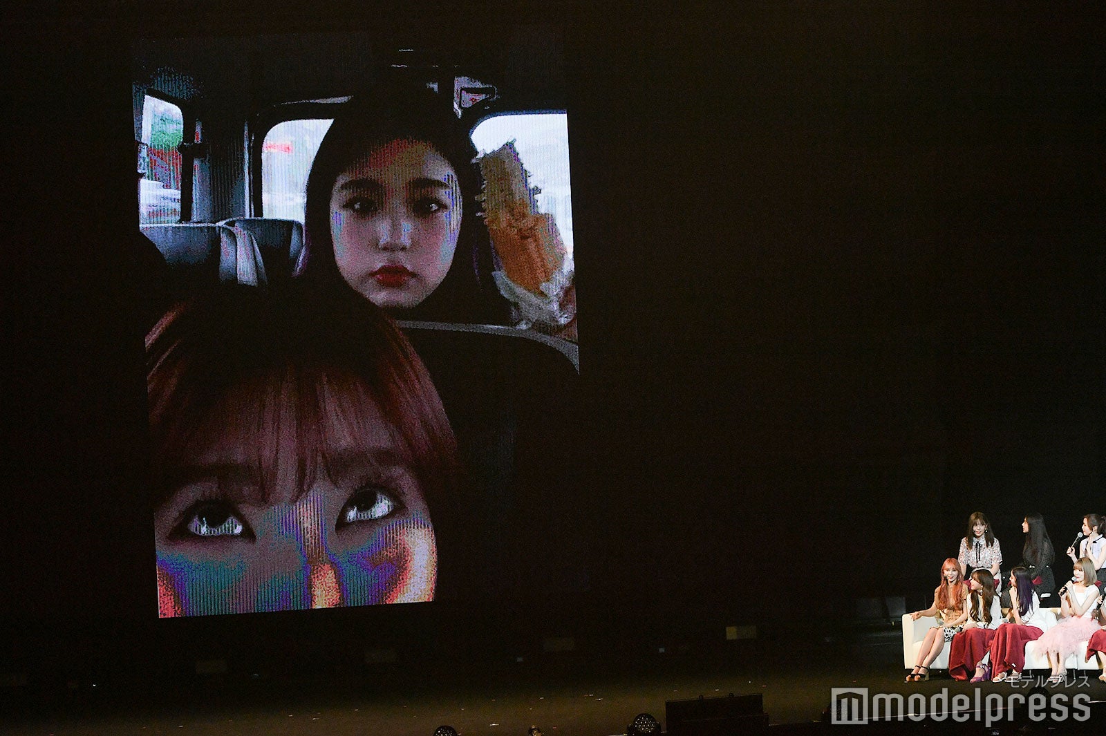 キム・ミンジュの自撮りに入り込むチャン・ウォニョン （C）モデルプレス