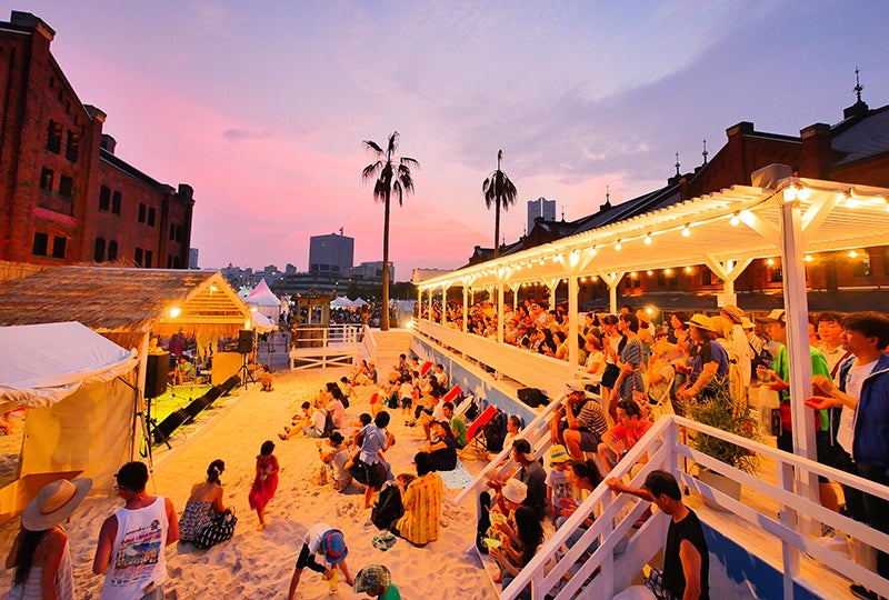 横浜赤レンガ倉庫「レッドブリックビーチ」67万人来場の人気夏イベント、週末はチルなビーチパーティーも