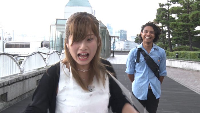 偽ロケ中のでっぱりんにあきらが後ろから近づく/「あいのり:Asian Journey」第22話より(C)フジテレビ