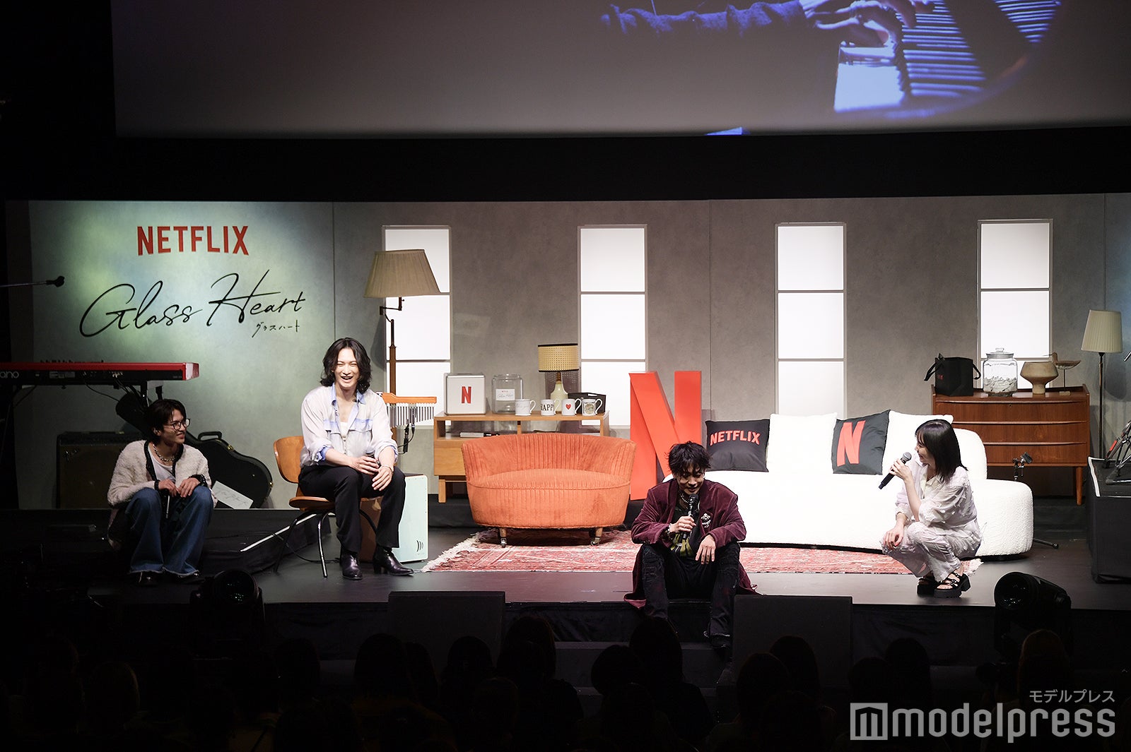 菅田将暉のビデオメッセージを見た直後で座って談笑するTENBLANK（左から）志尊淳、町田啓太、佐藤健、宮崎優（C）モデルプレス