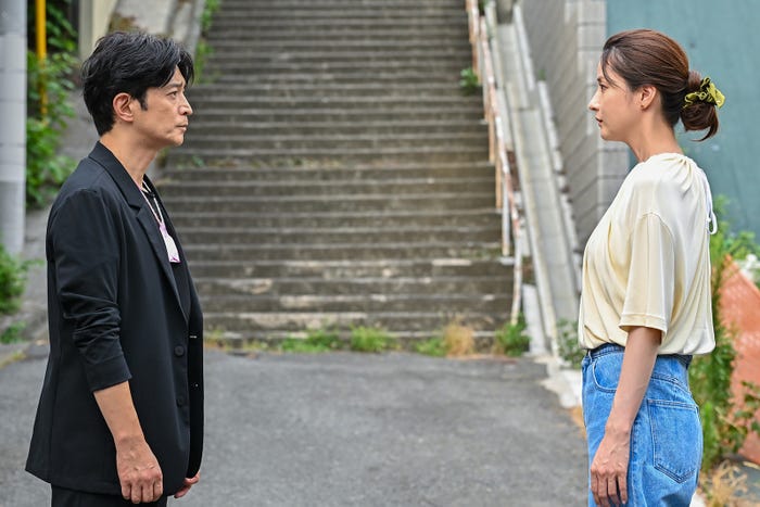 津田健次郎、松本若菜「西園寺さんは家事をしない」第6話より(C)TBS