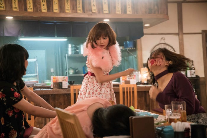 中川翔子(中央)(C)2017NIKKATSU