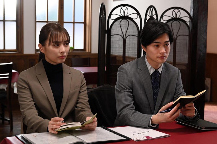 内田理央、結木滉星「ダブルチート 偽りの警官 Season1」第3話より(C)テレビ東京 WOWOW