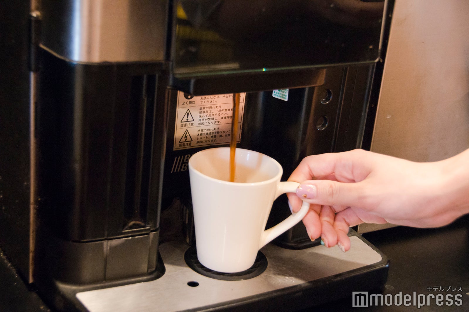 1杯ずつ、コーヒー豆を挽いて抽出（C）モデルプレス