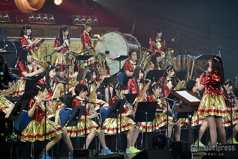 ライブの様子（C）AKS