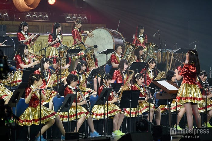 ライブの様子(C)AKS