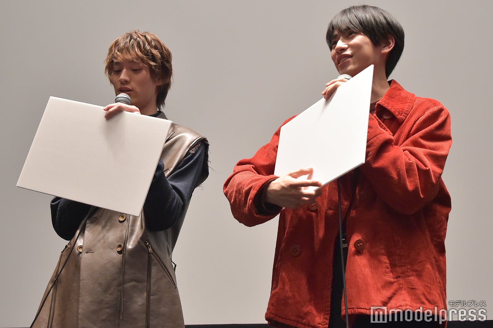 フリップを出す前から笑いが起こる上村謙信、本島純政（C）モデルプレス