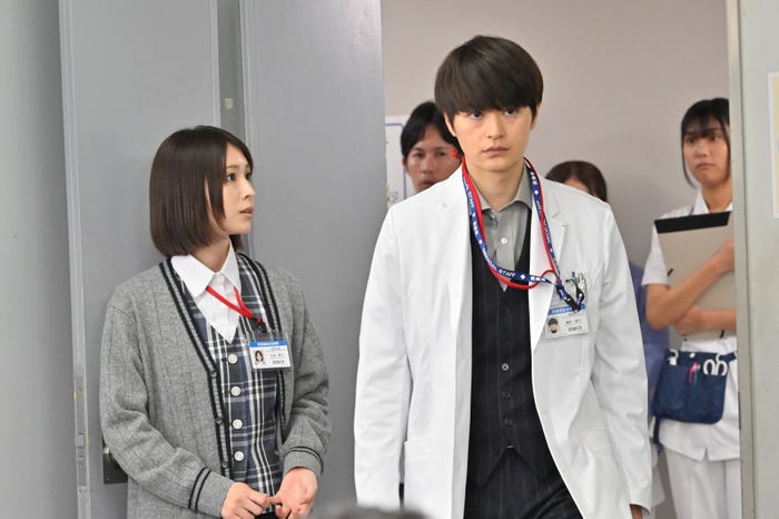 長濱ねる、瀬戸康史「院内警察」第1話より(C)フジテレビ/共同テレビ