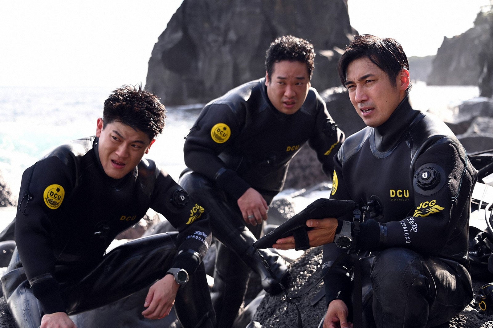 有輝（土佐兄弟）、岡崎体育、高橋光臣／「DCU」第2話より（C）TBS 