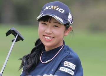 「破壊力ヤバい」人気女子ゴルファーの制服姿に反響「敬礼！」「めっちゃ可愛い」「アイドル署長」