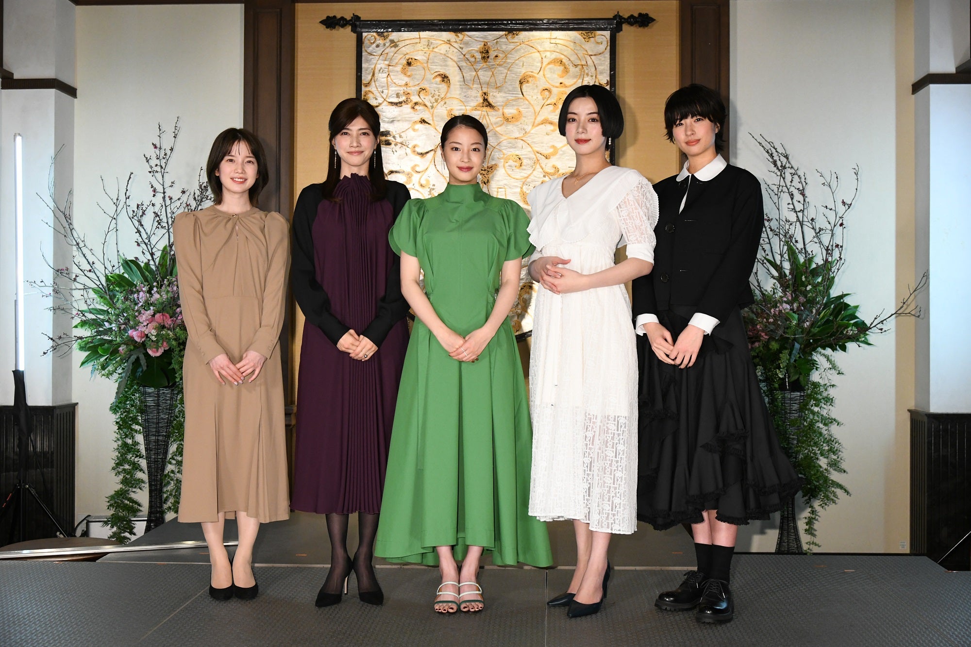 弘中綾香アナウンサー、内田有紀、広瀬すず、池田エライザ、佐久間由衣（C）テレビ朝日