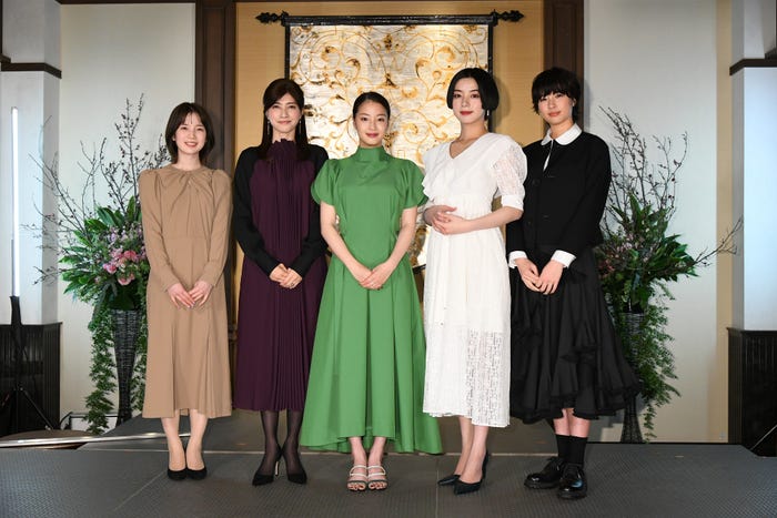 弘中綾香アナウンサー、内田有紀、広瀬すず、池田エライザ、佐久間由衣(C)テレビ朝日