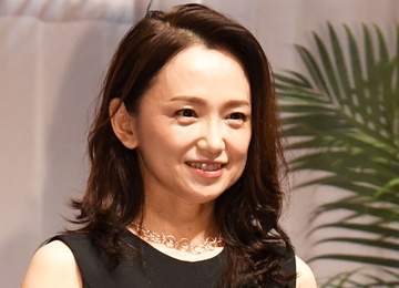 「毎日通うなぁ」「癒されるに違いない」永作博美55歳 スナックママ役のワンピ姿が「めちゃかわ♥」反響