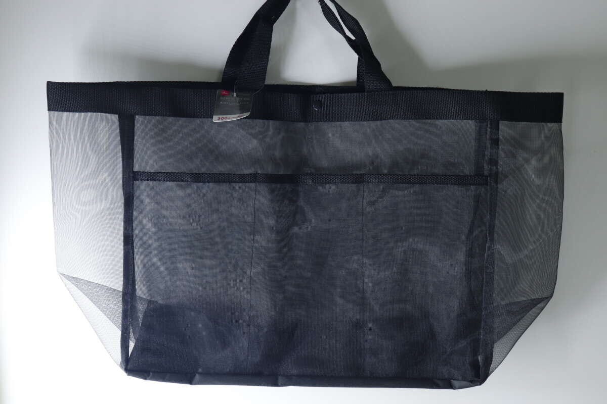 黒いメッシュ素材のトートバッグを広げた状態 黒いメッシュ素材のトートバッグを広げた状態