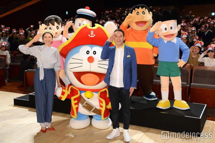 (前列左から)長澤まさみ、ドラえもん、高橋茂雄(後列左から)しずかちゃん、のび太、ジャイアン、スネ夫 (C)モデルプレス