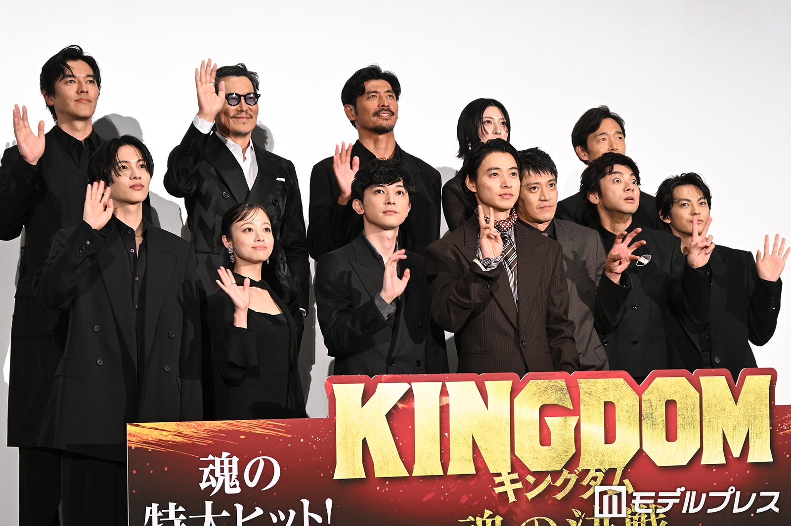 （下段左から）志尊淳、橋本環奈、吉沢亮、山崎賢人、小栗旬、山田裕貴、神尾楓珠（上段左から）要潤、豊川悦司、坂口憲二、三吉彩花、佐藤信介監督（C）モデルプレス