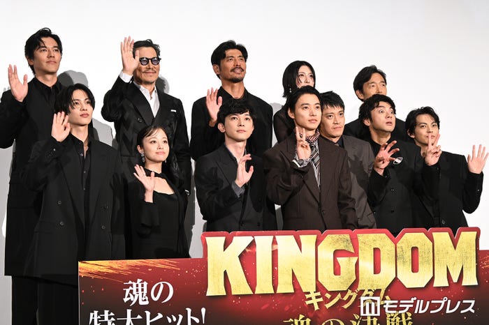 (下段左から)志尊淳、橋本環奈、吉沢亮、山崎賢人、小栗旬、山田裕貴、神尾楓珠(上段左から)要潤、豊川悦司、坂口憲二、三吉彩花、佐藤信介監督(C)モデルプレス