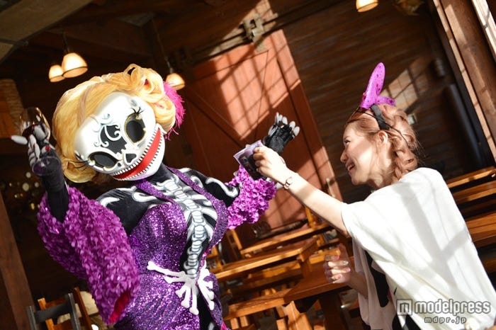 スケルトンと乾杯/東京ディズニーシー「セイリングデイ・ブッフェ」にて/モデル:河西里音