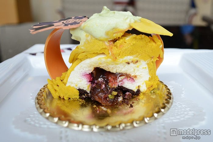 モンブランの中にはカシスたっぷり、サクサクの食感も