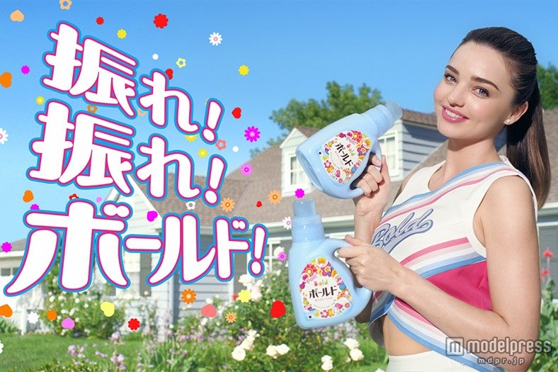 ミランダ・カー、ミニスカチアガール姿でキュートなダンス披露