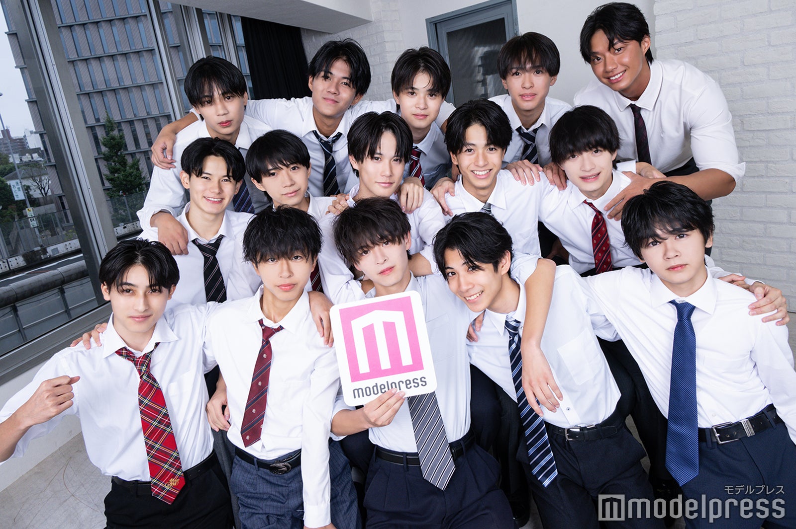 （上段左から）三浦斗空、安藤志音、西小路侑汰、曽根凌輔、榎田一王（中段左から）谷本晴、大橋光、江畑皇之介、楢崎悠亮、倉田琉偉（下段左から）吹澤輝、菊地脩椰、山口凌摩、小川永真、清田優翔（C）モデルプレス