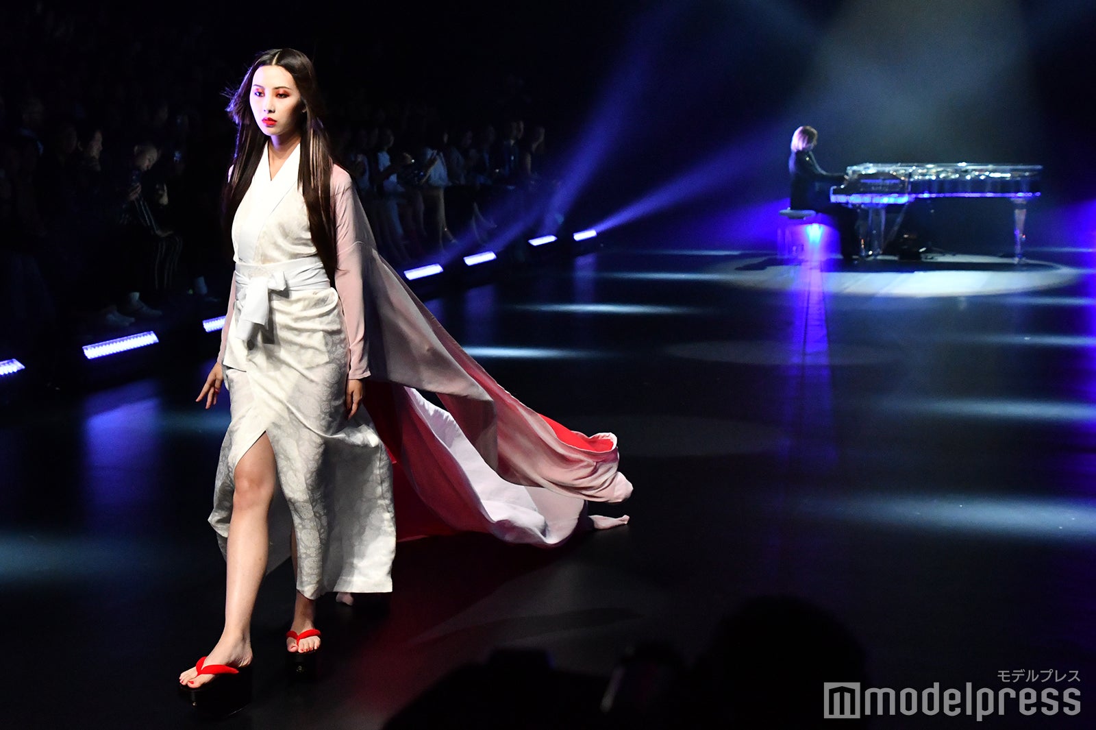 YOSHIKI（奥）（C）モデルプレス