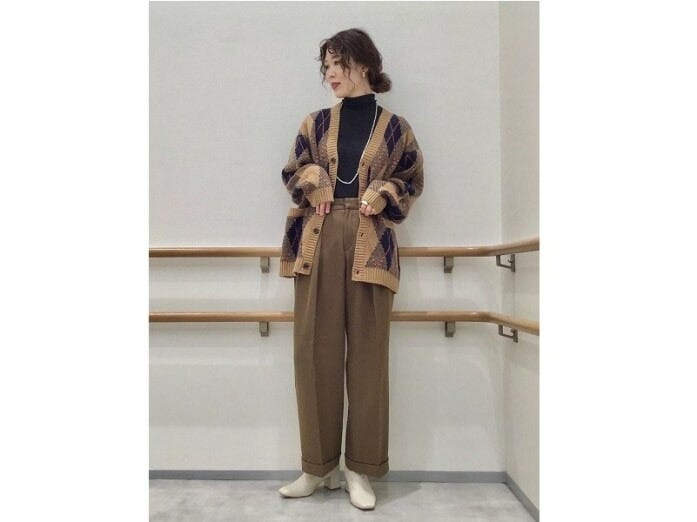 アーガイル柄がポイントのメンズカーデはコーデの主役にぴったり 出典:StyleHint