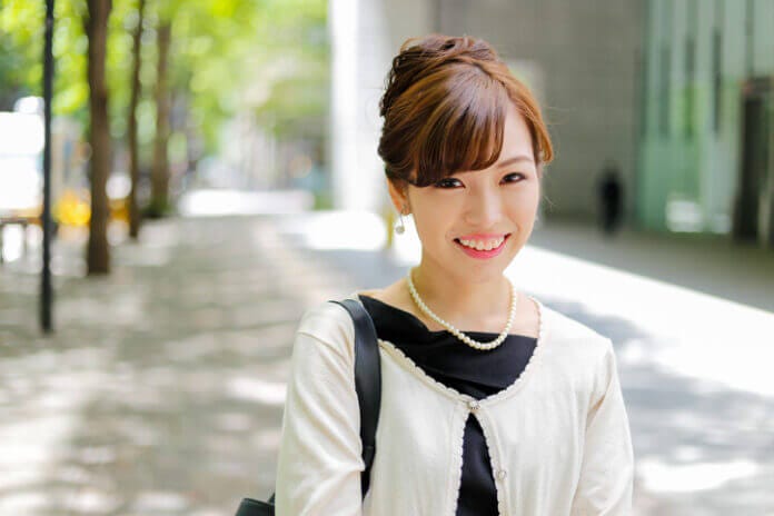 ２：洋服の裾をギュッと掴む