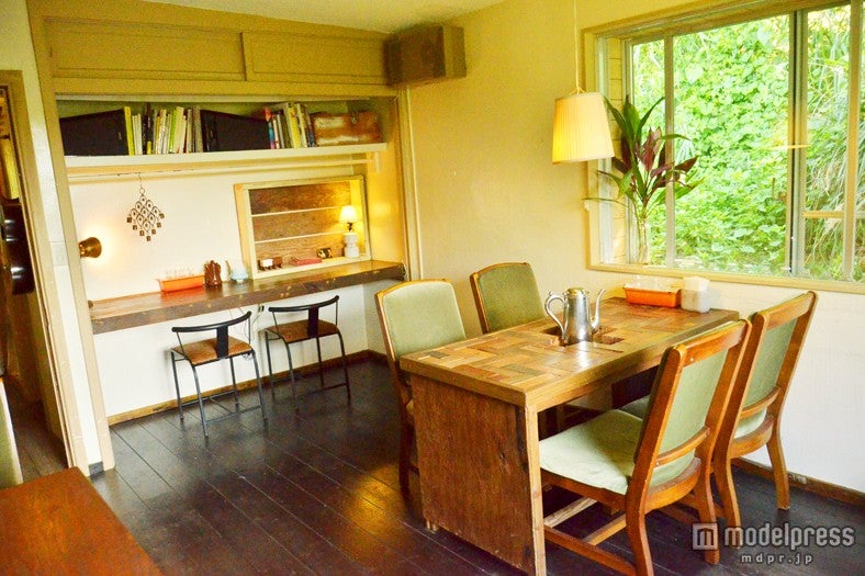 廃材を利用した手作りのテーブルやランプがヴィンテージ感たっぷり