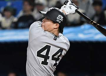 巨人・佐々木 1イニングで2度、打球の行方を見失う 2度目は右翼線二塁打に 薄暮の仙台で呆然