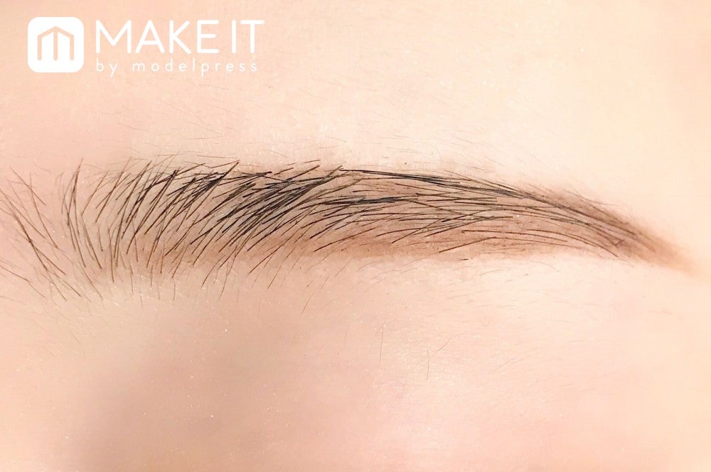 セザンヌ／ブラシ付きアイブロウ繰り出し／01 ライトブラウン 使用 (C)メイクイット