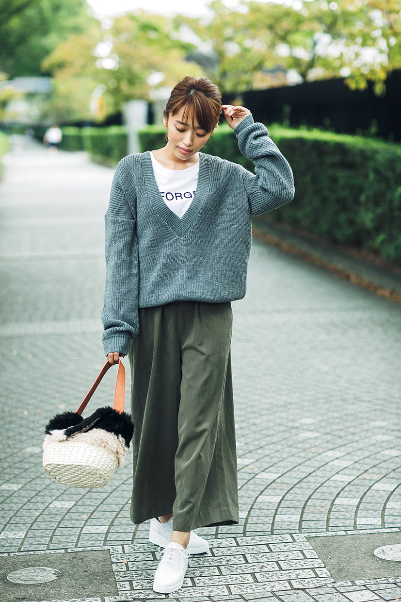 ボリュームニットの“辛コーデ”（画像提供：セブン＆アイ出版）