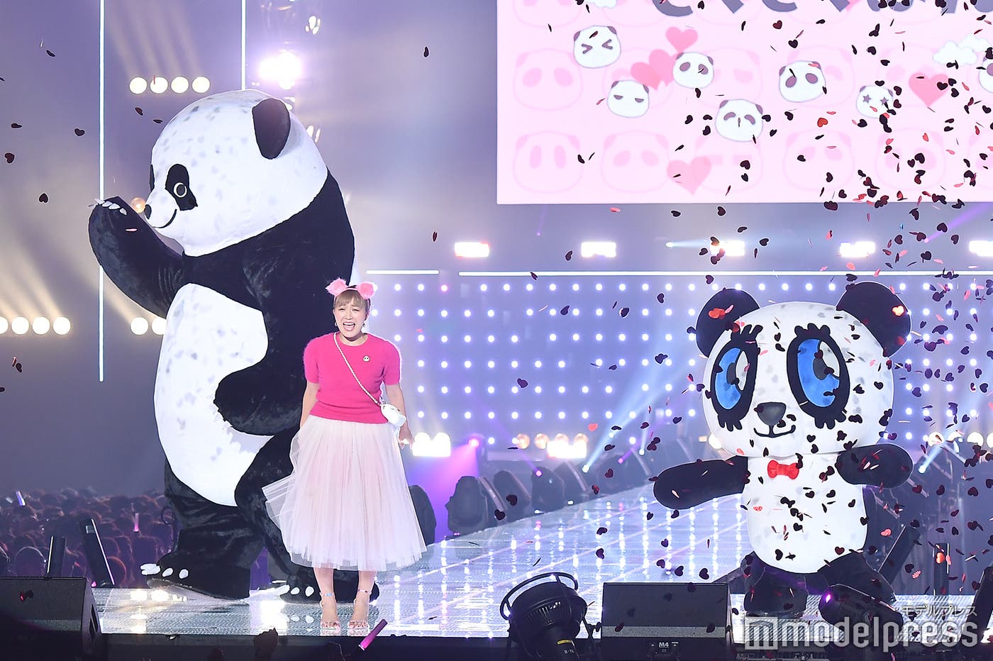 (左から)アンドレザ・ジャイアントパンダ、丸山桂里奈、さくさくパンダ(C)モデルプレス