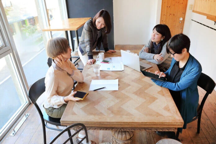 「一緒に仕事したくない…」職場で男性がドン引きする女性の特徴5つ