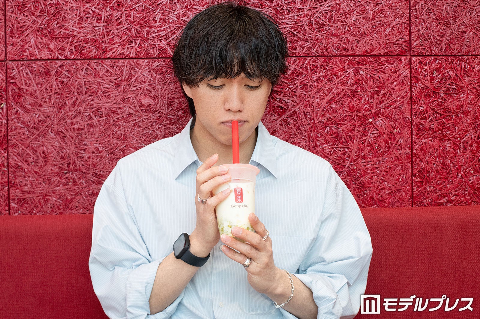 SHINEシャインマスカットミルクティーを試飲するKeishi（C）モデルプレス