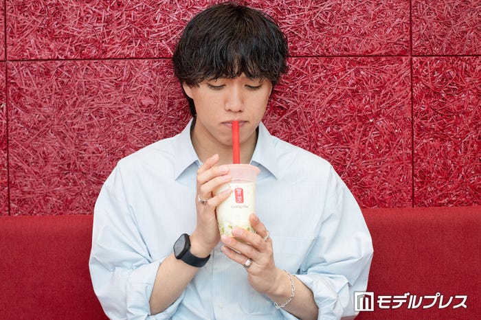 SHINEシャインマスカットミルクティーを試飲するKeishi(C)モデルプレス