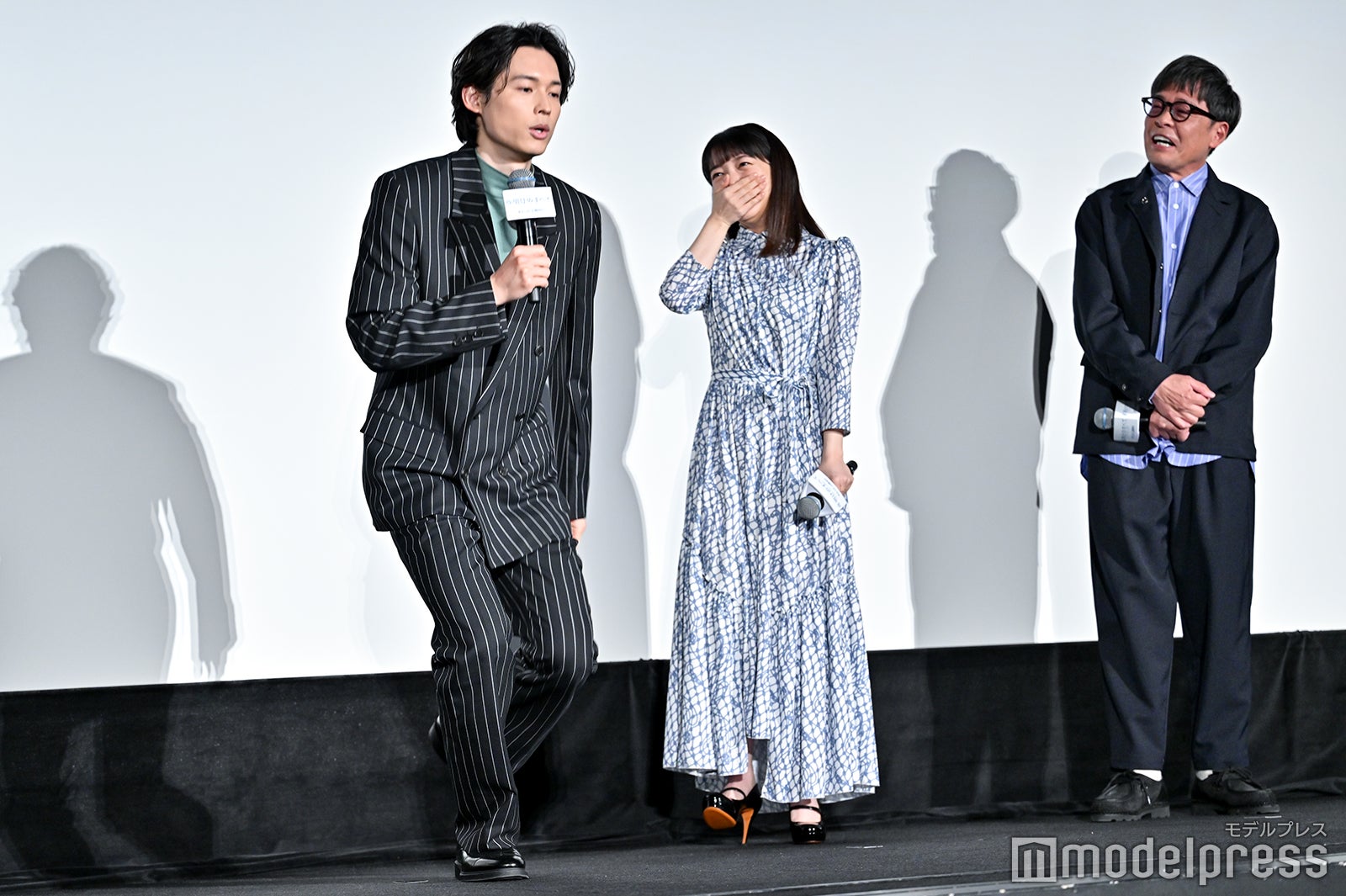 “シームレスな気遣い”を実演する松村北斗、笑う上白石萌音、見守る光石研（C）モデルプレス