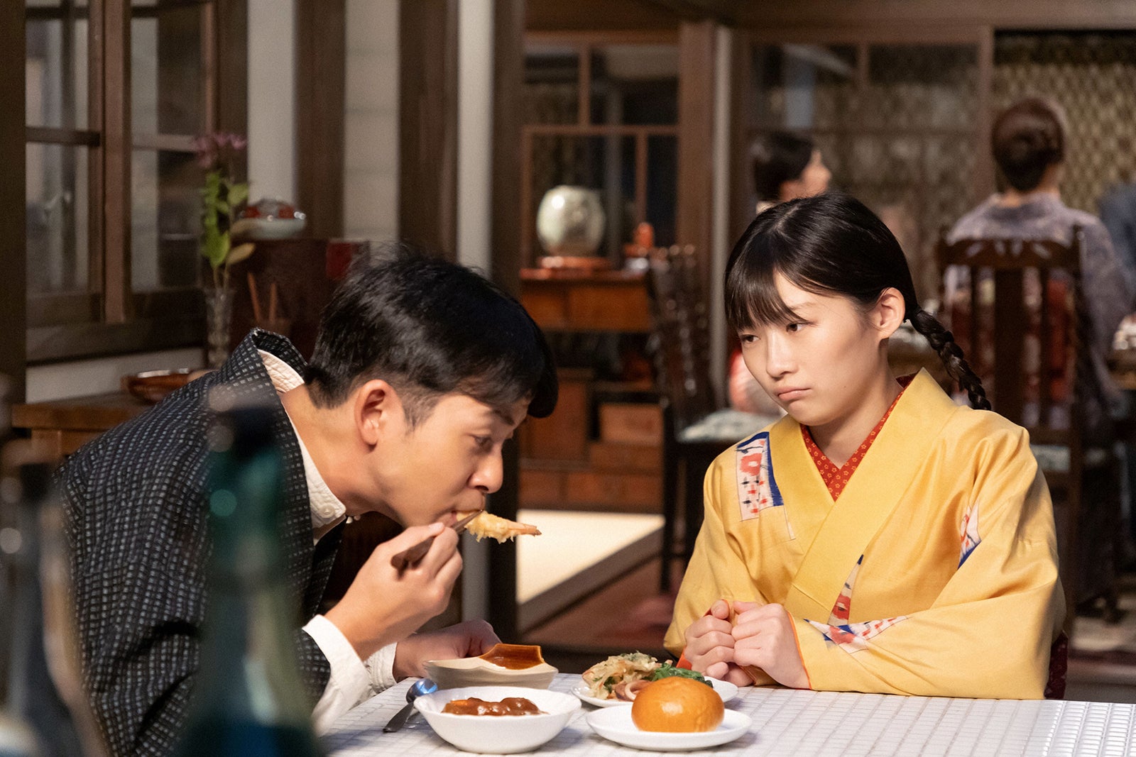 仲野太賀、伊藤沙莉「虎に翼」第2話より（C）NHK