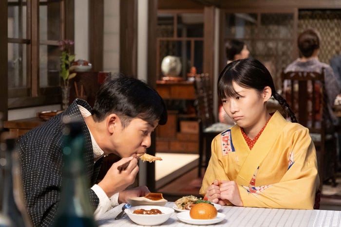 仲野太賀、伊藤沙莉「虎に翼」第2話より(C)NHK