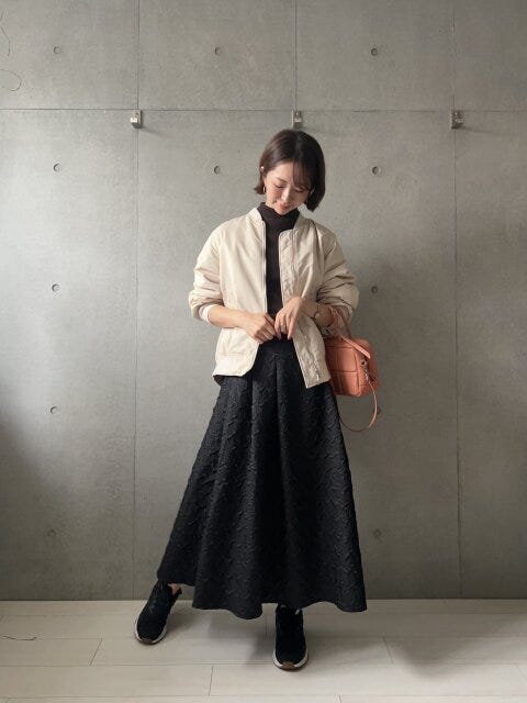 ユニクロのエクストラファインメリノリブタートルネックセーターのブラウンを使った大人可愛いスポーティーコーデ