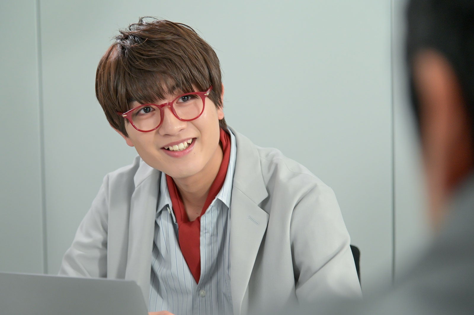 7 MEN 侍・本高克樹、赤い眼鏡姿で“マウンティング” 再現ドラマ熱演