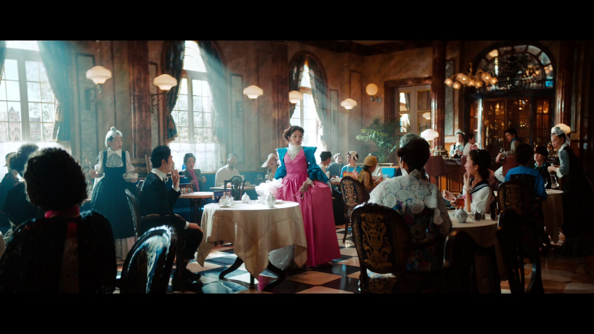 UQUEEN「お忍び視察」篇より