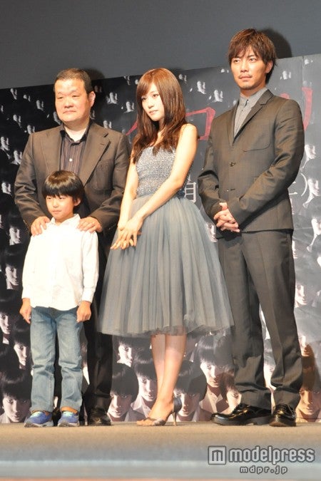 （左後ろから）中田秀夫監督、前田敦子、成宮寛貴、（左手前）田中奏生