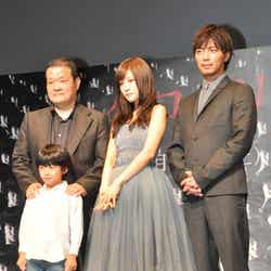 (左後ろから)中田秀夫監督、前田敦子、成宮寛貴、(左手前)田中奏生