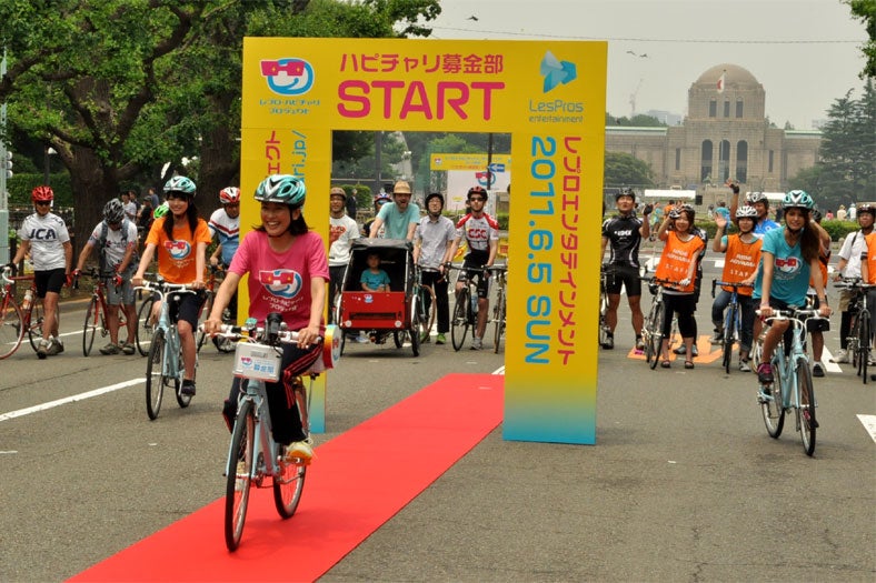 左から：内田理央、羽田美智子、マギー